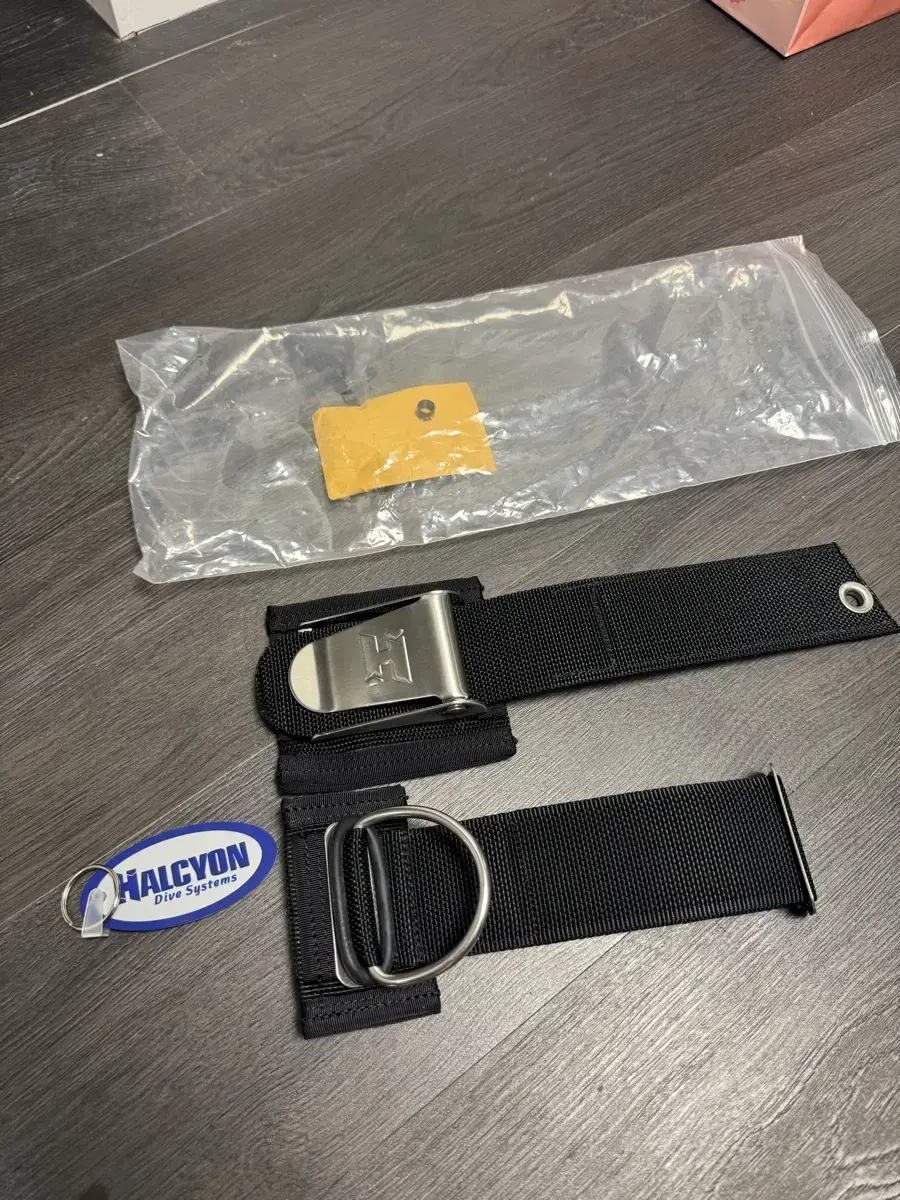 Helcyon Cinch Retainer Set
