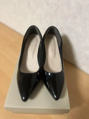 블랙 에나멜 스틸레토 펌프스
