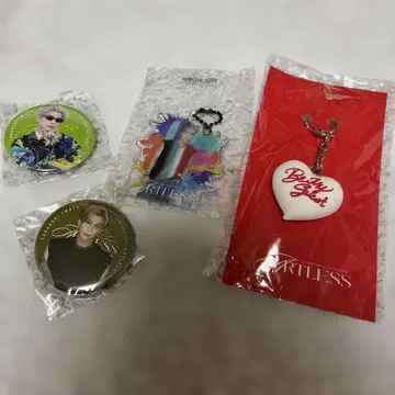 이와타 타카노리 ARTLESS 키링과 캔뱃지 세트