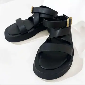 Zara 블랙 스트랩 샌들 통굽 골드 버클