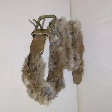 퍼가 달린 브라운 가죽 벨트