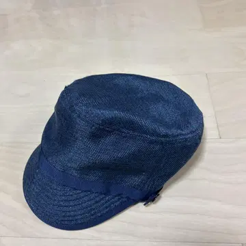 다크 블루 헌팅 캡 버튼 포함