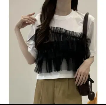 프릴이 달린 반팔 티셔츠 화이트/블랙