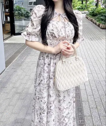 데콜테 오픈 꽃무늬 원피스