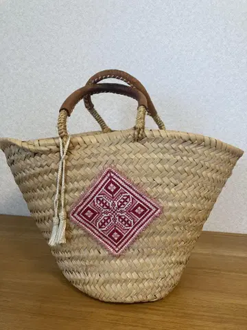 가죽 핸들 바스켓 백 자수 장식