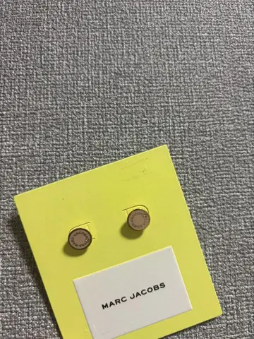 마크제이콥스 브라운 스터드 귀걸이