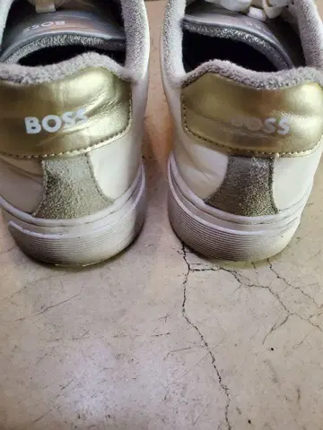 BOSS 화이트 가죽 스니커즈 24cm