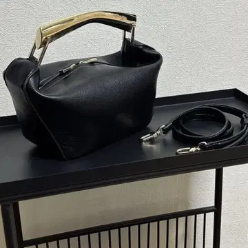 자라 메탈릭 핸들 버킷 백