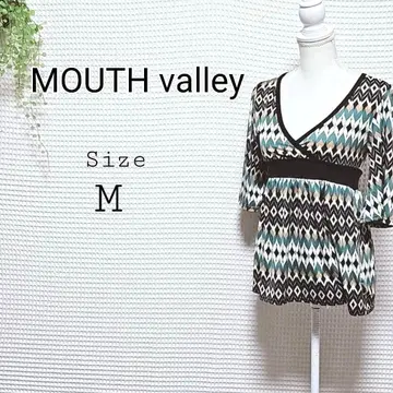 MOUTH valley V넥 지오메트릭 상의 M