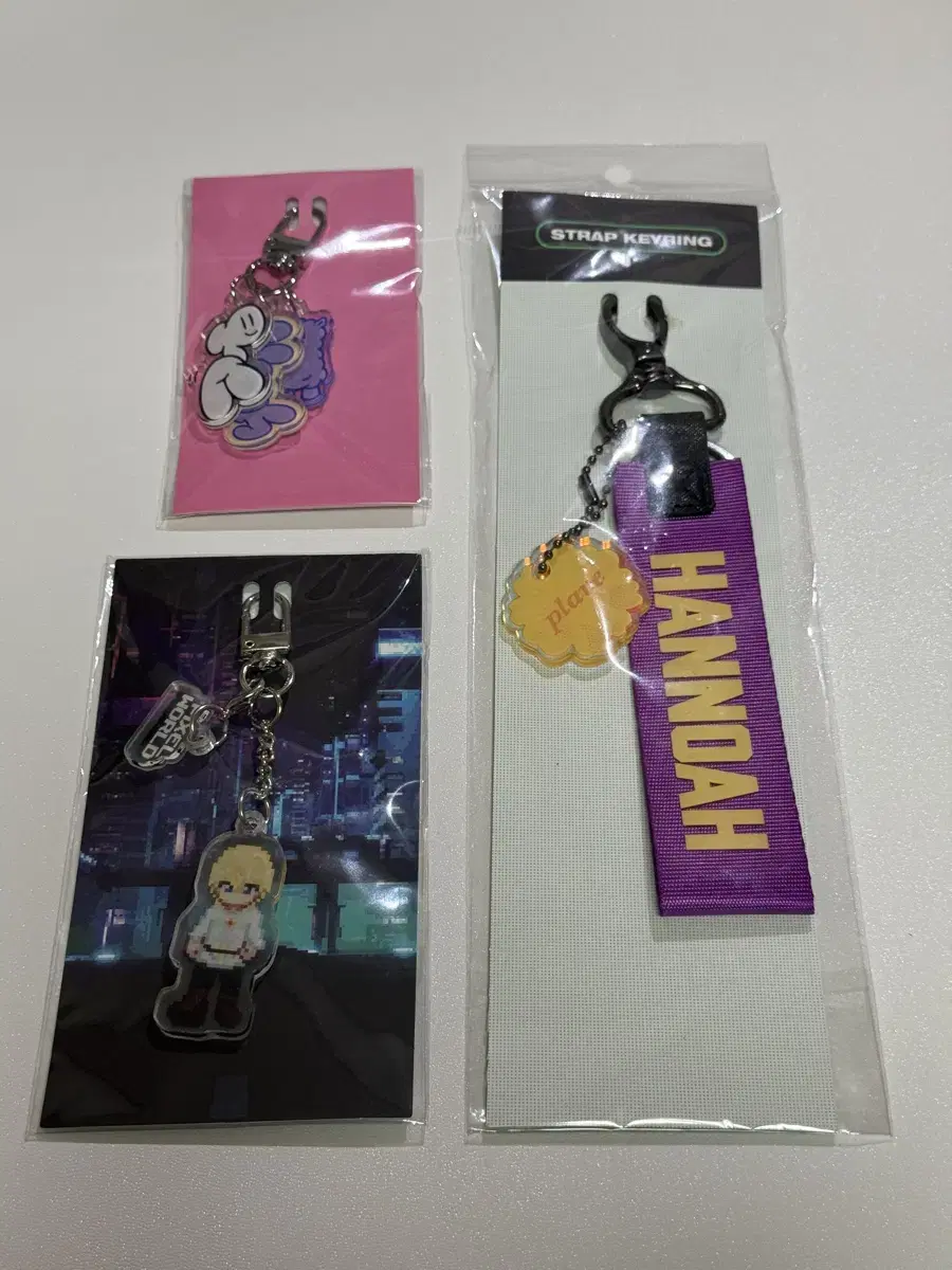 Sealed) PLAVE Noah strap, Samwhae keyring, Pixel World keyring
