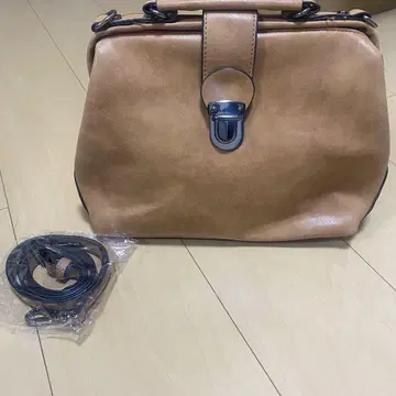 빈티지 닥터 백 'Hejuk' 탈부착 가능한 스트랩 포함 브라운