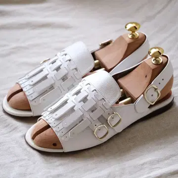 새상품급 Santoni 산토니 프린지 프론트 버클 화이트 샌들 37