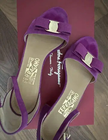 FERRAGAMO 스웨이드 샌들