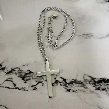실버 컬러 크로스 목걸이