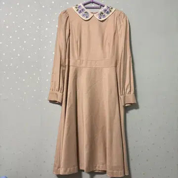 아나텔리어 자수 카라 부착 베이지 긴팔 원피스