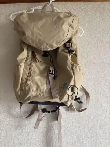 베이지 플랩 백팩 카리마