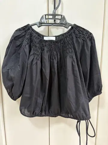 merlette 마렛 퍼프 슬리브 스모킹 블라우스 블랙