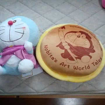 도라에몽 봉제 인형과 쿠션 세트