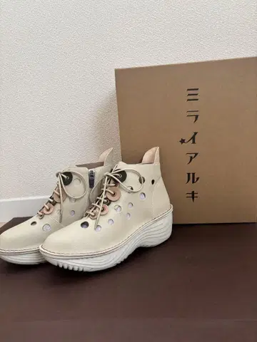 새상품급 미라이알키 경량 통굽 부츠 숏부츠 펀칭 디자인 23cm