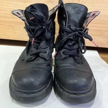 닥터마틴 Dr.Martens 12105 8홀 부츠 안감 체크