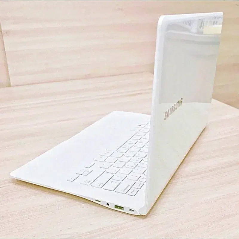 [Personal/Fast Speed/Slim Product] Samsung White Laptop