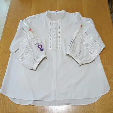 하우피아 8부 자수 블라우스