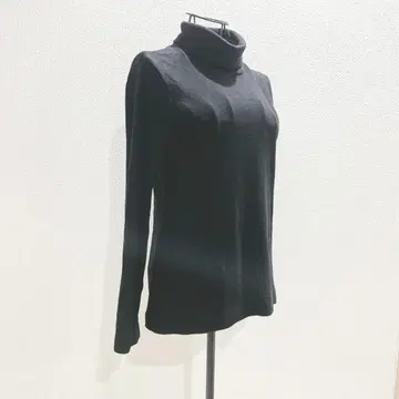 유니클로 상의 M 블랙 무지 하이넥 플리스 심플 긴팔 가을/겨울