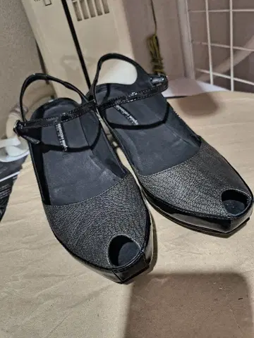 라보키고시 블랙 오픈토 샌들
