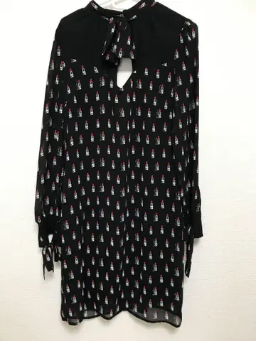 이탈리아제 립스틱 패턴 블랙 긴팔 블라우스