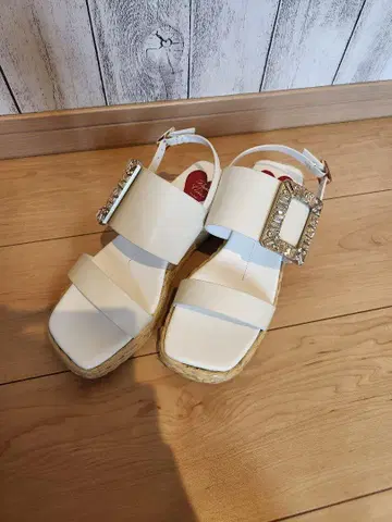 비쥬 가죽 웨지 샌들