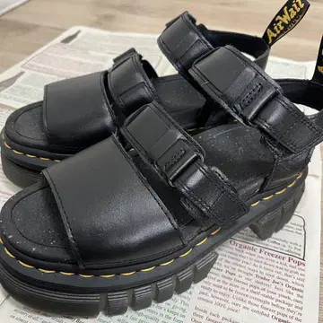 Dr.Martens 블랙 가죽 통굽 샌들