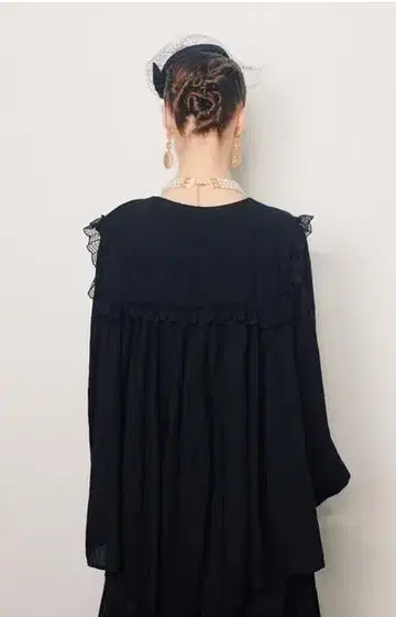manana suerte 레이스 칼라 개더 블라우스 블랙