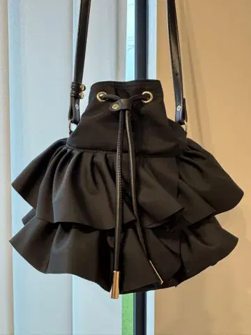 프릴이 달린 블랙 숄더백