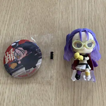 Ado 피규어와 캔 배치