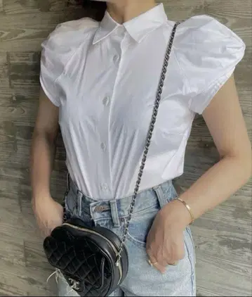 시뉴 화이트 퍼프 슬리브 셔츠