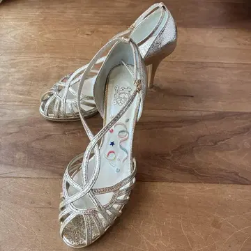 골드 스트랩 샌들 신시아로리 7cm 힐
