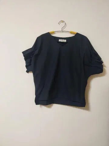 청바지 팩토리 V넥 반팔 블라우스