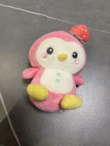 딸기 모자 펭귄 봉제인형