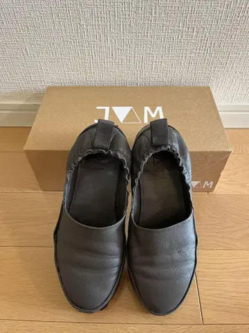 JVAM 갤러리 바이 차콜 그레이 슬립온 가죽 신발