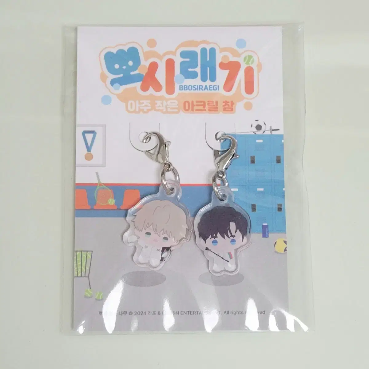Team Lezhin Tiny Acrylic Charm, is there one without roots?