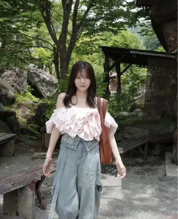 어깨가 드러나는 블라우스 (동일한 볼륨)
