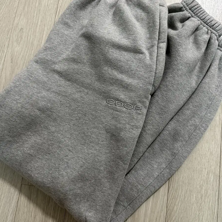 韓国 人気[PLEASENOFOLLOW]KOZI HEAVYWEIGHTT BACK LOGO JOGGER 플리즈노팔로우 Kozi Heavyweiht Back Logo jogger - 위시버킷