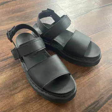 Dr. Martens 블랙 샌들