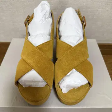 머스타드 크로스 스트랩 웨지 샌들
