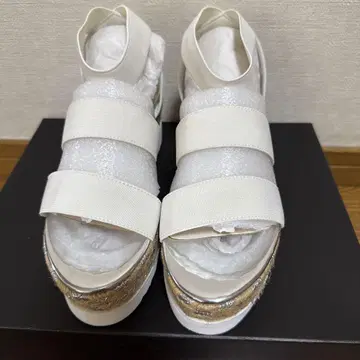 화이트 크로스 스트랩 스포츠 샌들