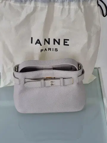 IANNE 라이트 그레이 핸드백