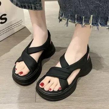 블랙 크로스 스트랩 샌들