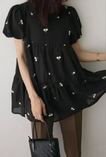 새상품 블랙 미니 플라워 자수 퍼프 튜닉 Frene 같은 형태