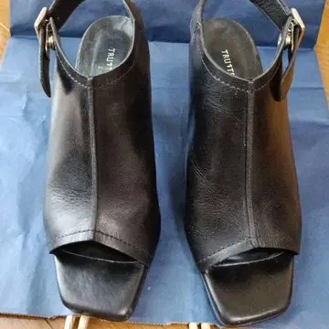 TRU TRUSSARDI 블랙 샌들 오픈토 미들 힐