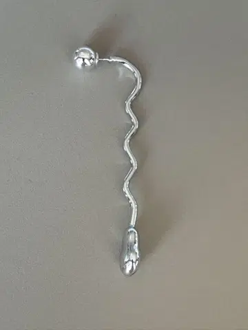 SOIERIE 소와리 싱글 귀걸이